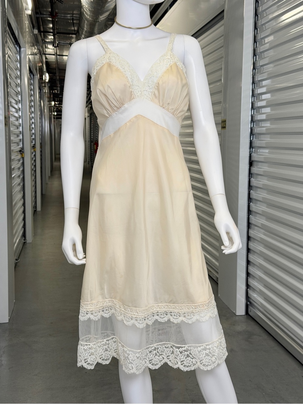 Vintage 1950 Peach and Ivory Lace Full Slip Accordion Bottom Size Medium